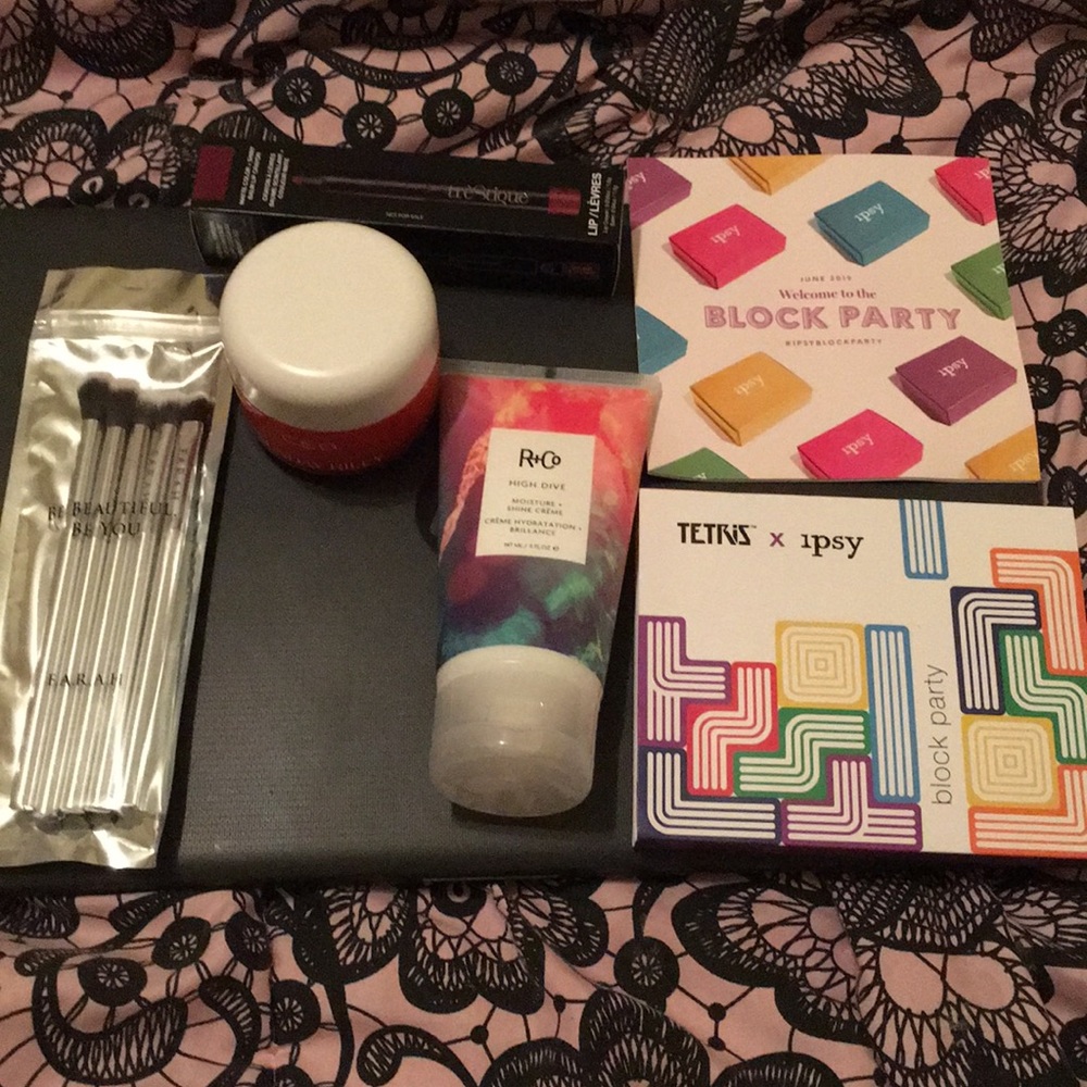 Ipsy face and skin products.